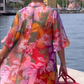 Röd blommigtryckt chiffongklänning