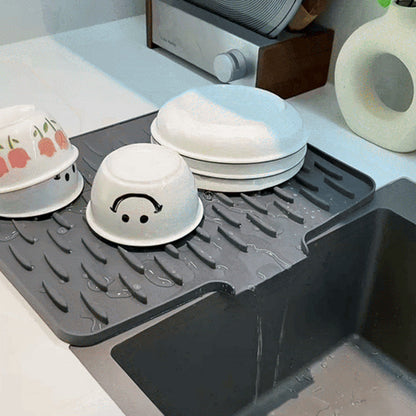 🍳 🔥🎁Köp 2 få 1 gratis🔥 💥 Spillfri silikonmatta för köksbänken – värmetålig och halkfri – upphöjda kanter förhindrar spill, perfekt för att låta disk rinna av eller skydda bänkskivan – tål maskindisk 🧼