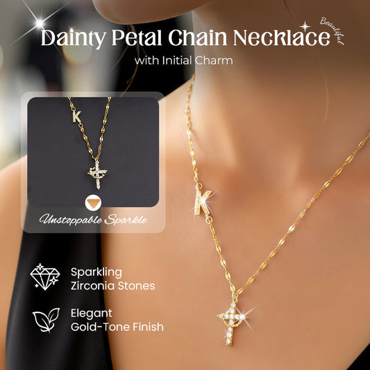 💎 50% rabatt! 💎 Utsökt halsband med kronbladskedja och bokstavshänge – justerbart, bländande och en design full av tro. ✨📿