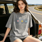 👚 50% RABATT NU!🌼 Vintage-tvättad Daisy T-shirt – Positiv Grafisk Print & Oversized Passform – Mjuk Andningsbar Bomullsblandning Casual Topp 🌈