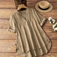 👚 50% RABATT NU! 🌿 Avslappnad V-ringad Blus – Uppvikta Ärmar & Sidoslits – Lätt & Ledig för Sommaren ☀️