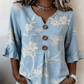 👚 Sommarblus för damer med blommönster och volangärmar — Lätt blus med V-ringning och kaskadvolanger