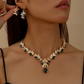 Köp 2, få 1 gratis🔥 ✨ Set med halsband och örhängen med glittrande droppformade hängsmycken – strassdetaljer, matchande design & lätt att bära – perfekt för bröllop och fest 💎