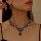 Köp 2, få 1 gratis🔥 ✨ Set med halsband och örhängen med glittrande droppformade hängsmycken – strassdetaljer, matchande design & lätt att bära – perfekt för bröllop och fest 💎