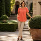 ✨Supererbjudande – 50 % rabatt! ✨Elegant T-shirt med spets vid halsen